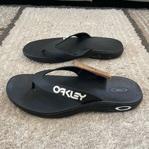 New without box Oakley black flat flip flop sandals men’s size  12
